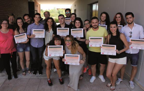 La promoción del 2015 junto con la alcaldesa Sara Hernández, y la concejala de juventud, Mónica Cerd